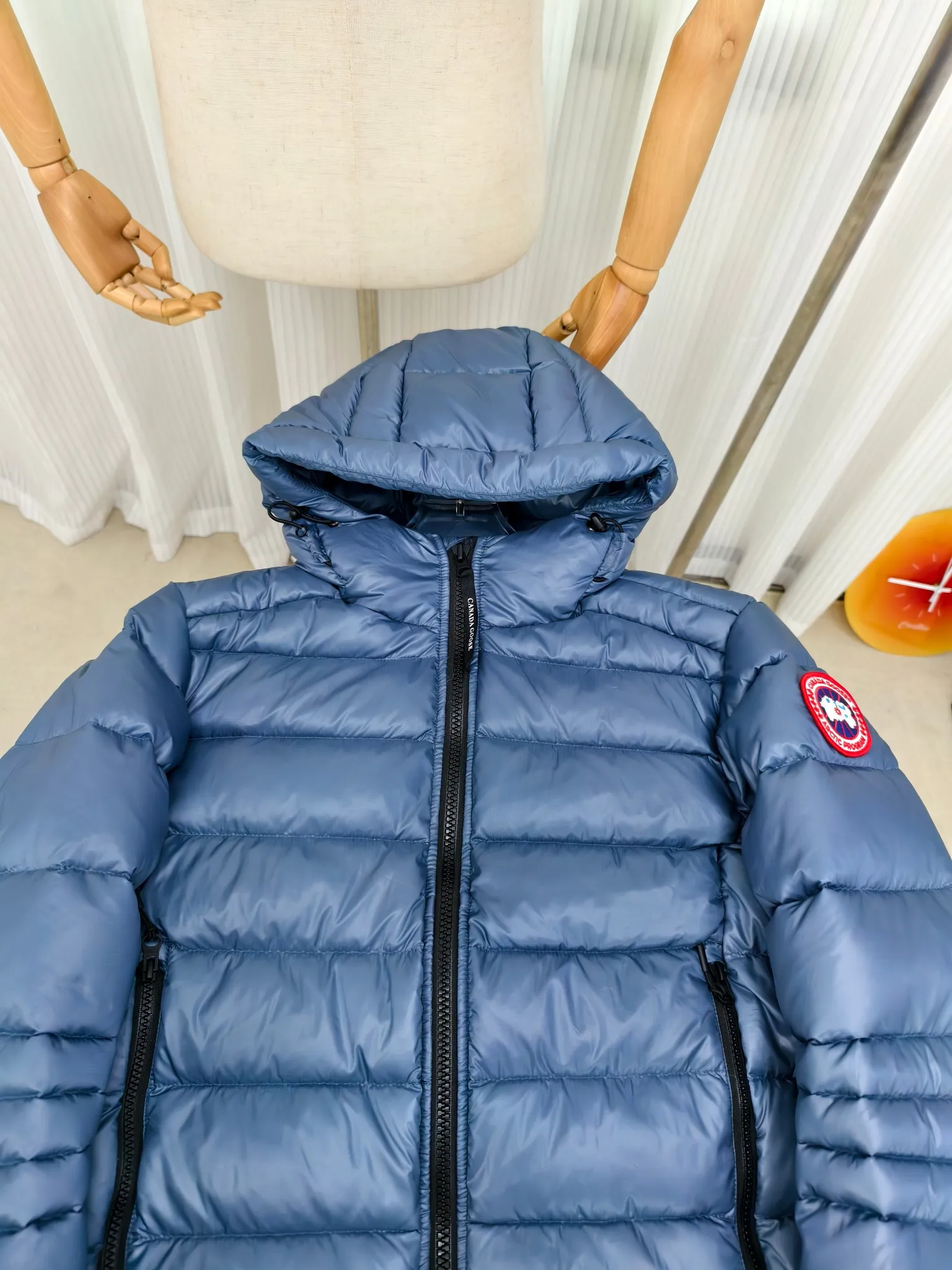 P860 ————2227MB model (high version) Canada goose Crofton hooded down jacket, this is a down jacket suitable for late autumn and early winter: on cold, rainy mornings, it can be used as a layer of warmth inside the rainproof jacket, and can be worn alone in the late autumn and early winter with a little bit of coolness. Filled with white duck down. The Crofton Hooded Jacket is a versatile, lightweight and versatile piece that even packs itself in for easy transport. The inner layer has removable elastic straps, making the jacket easy to carry on the shoulder and hands-free. 2 zippered hand pockets with fleece fabric on the knuckle side for softness and warmth. Color: black with black label, black with red label, ocean blue, superoxide blue, silver birch red label, silver birch black label Size: XS-2XL